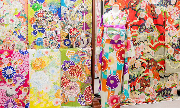 色鮮やかな振袖帯が並ぶMai清洲の展示風景
