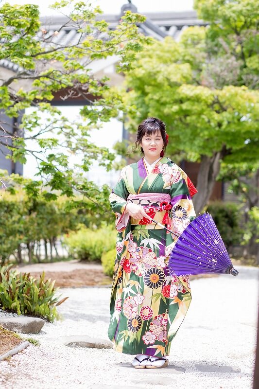 黄緑色に梅の花と御所車柄の振袖 - 着物・浴衣